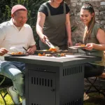 Familie bucuroasa la gratar
